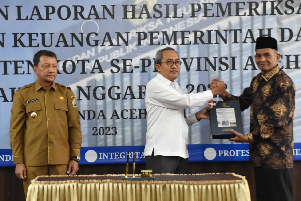 Ansari Terima Pelakat WTP BPK RI untuk Aceh Tengah – LINTAS GAYO