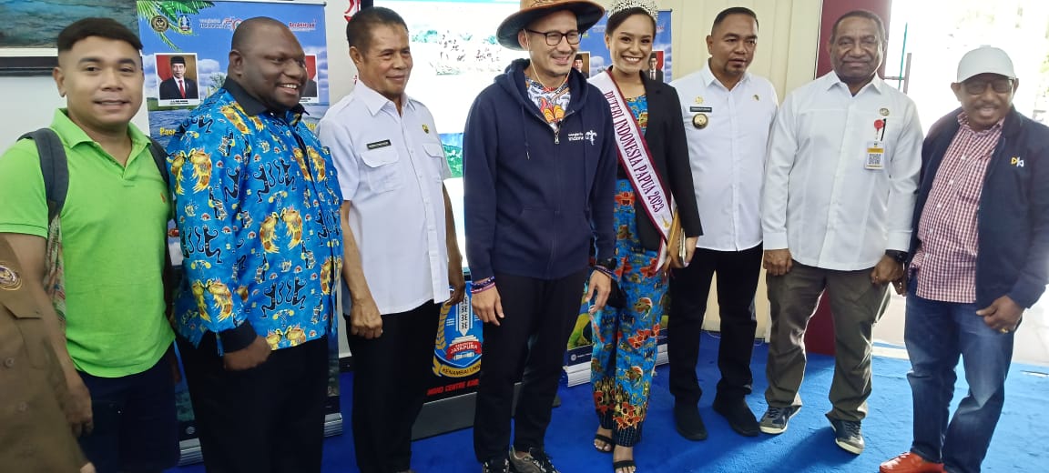 Pertama di Indonesia, Sandiaga Uno Resmikan TIC Tingkat Kabupaten di Bandara Sentani