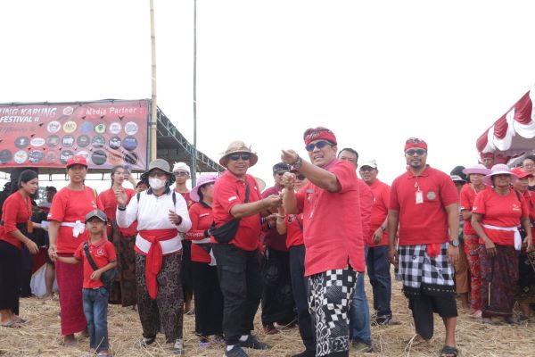 Bupati Sanjaya Buka Festival Layang-Layang II Desa Pangkung Karung