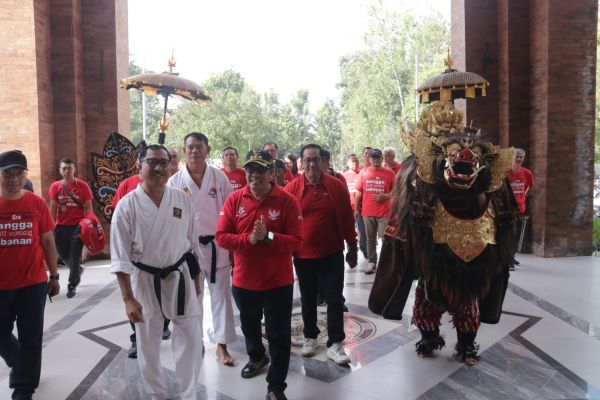 Disambut Barong Bangkung, Bupati Sanjaya Buka Open Karate Tournament KKI Debes Cup III