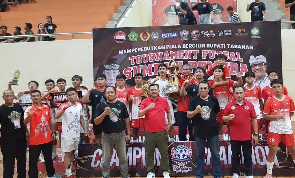SMA Penebel dan SMP 3 Tabanan Juara  Futsal  Bupati Tabanan Cup  2023