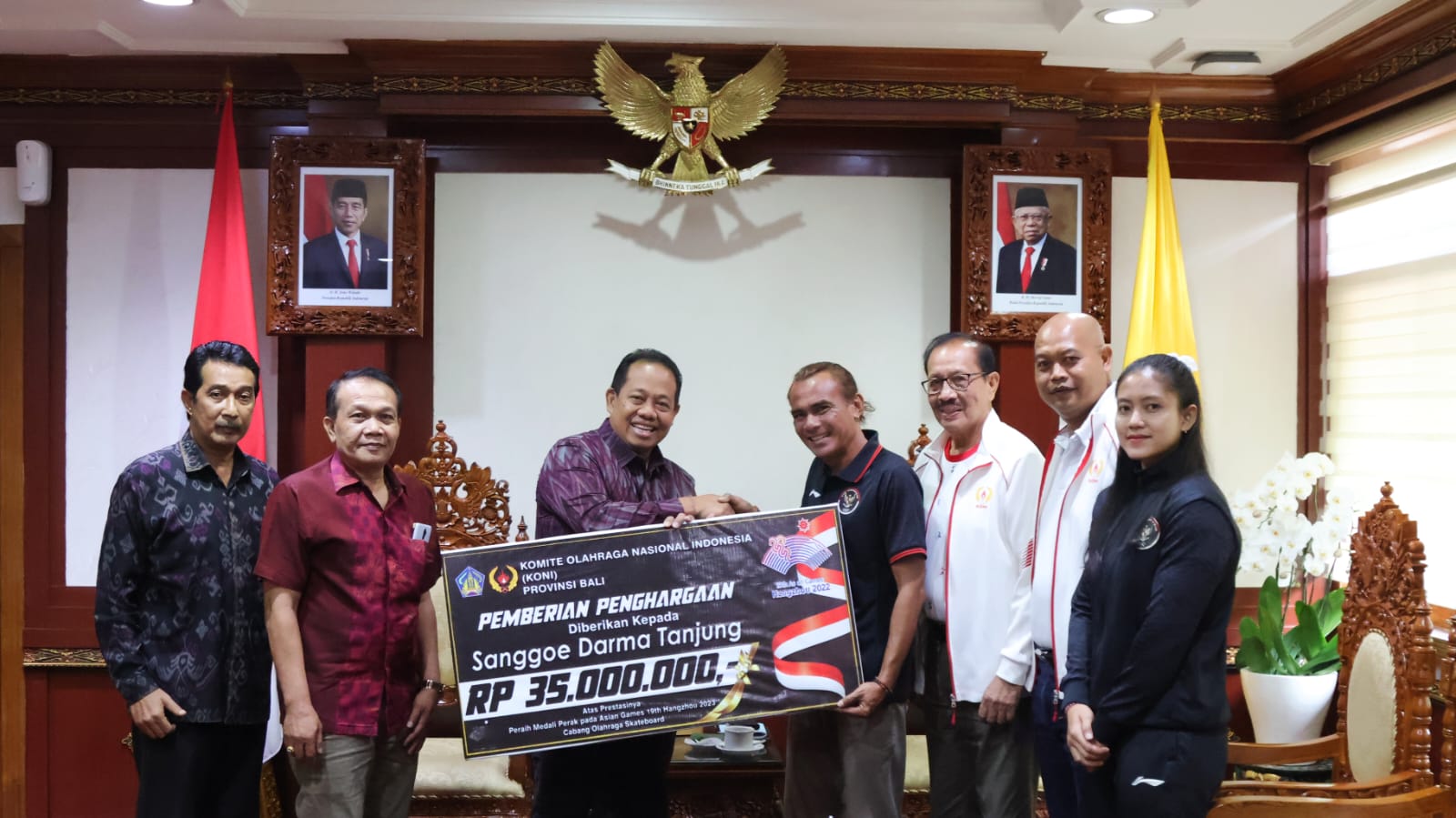 Pj. Gubernur Bali Serahkan Penghargaan dan Bonus Asian Games pada Desak Rita dan Sanggoe Darma Tanjung
