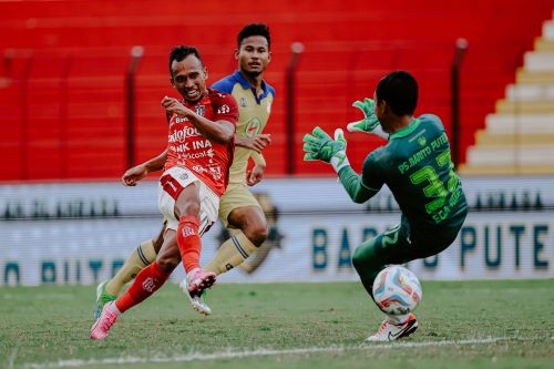 Saling Jegal Misi Bali United dan PSIS Semarang
